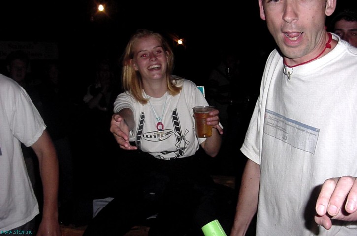 anja bier uitdelen.JPG